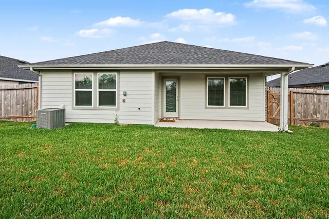 a view of a house with yard