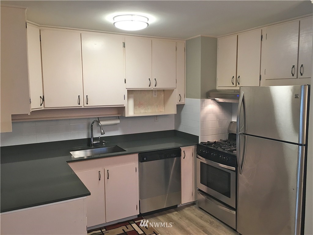 2412 Northeast 9th Place Renton, WA 98056 - Photo 4 of 13 Gallery Image 4
