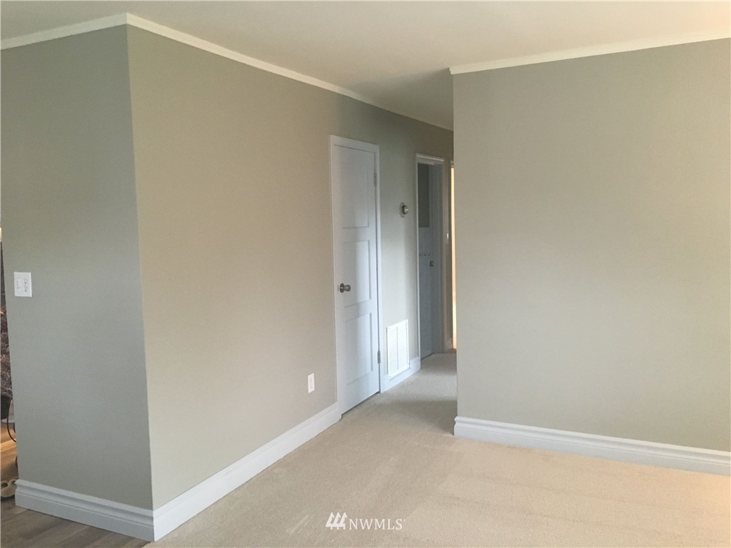 2412 Northeast 9th Place Renton, WA 98056 - Photo 5 of 13 Gallery Image 5