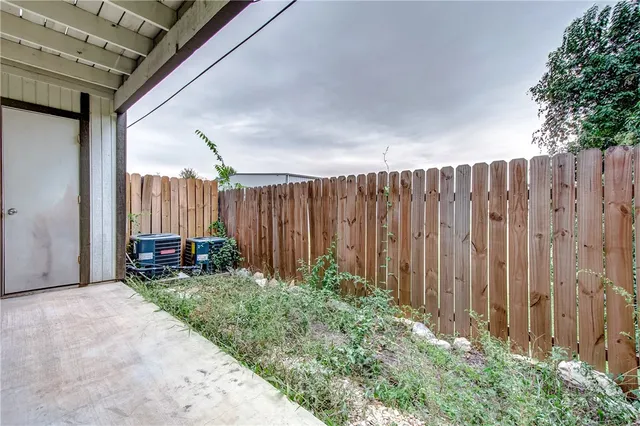 a view of a entrance of the house