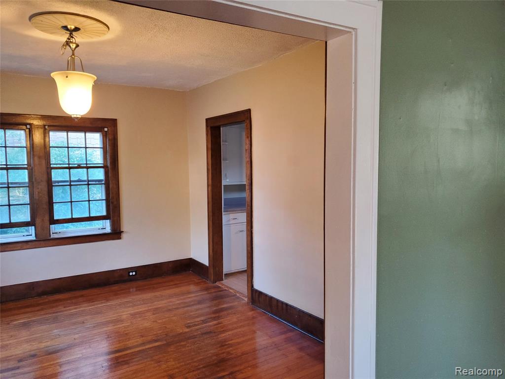 358 West Iroquois Road Pontiac, MI 48341 - Photo 2 of 29