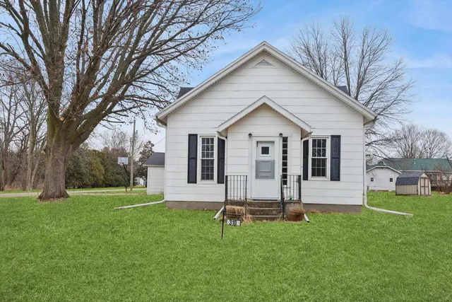 a view of a house with a yard