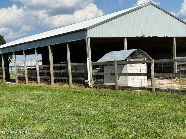 $199,900 | 157 Triple J Trail, Deer Lodge, TN 37726