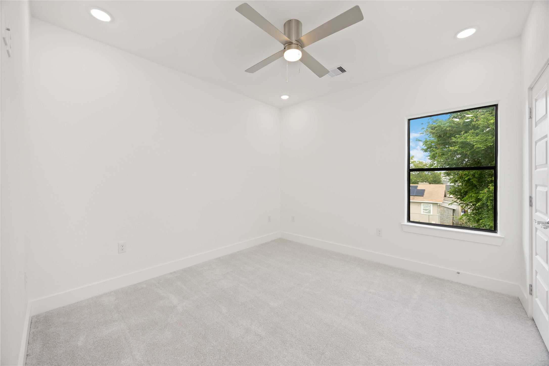 3020 Retta Street Houston, TX 77026 - Photo 24 of 25 3rd bedroom