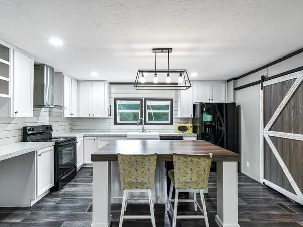 $400,000 | 1047 Jimbob Lane, New Ulm, TX 78950