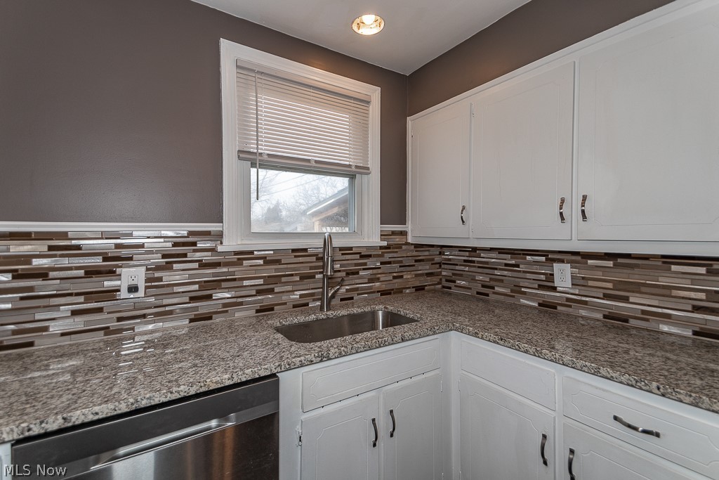 1608 Overbrook Road Cleveland, OH 44124 - Photo 4 of 31