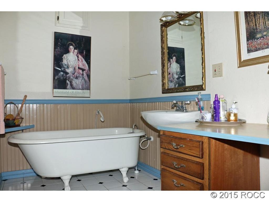 159 Kankakee Road Westcliffe, CO 81252 - Photo 13 of 22 a bathroom with a bathtub and a sink