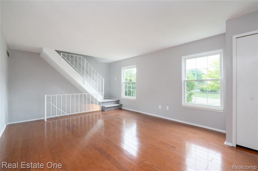 23657 North Rockledge Novi, MI 48375 - Photo 4 of 22