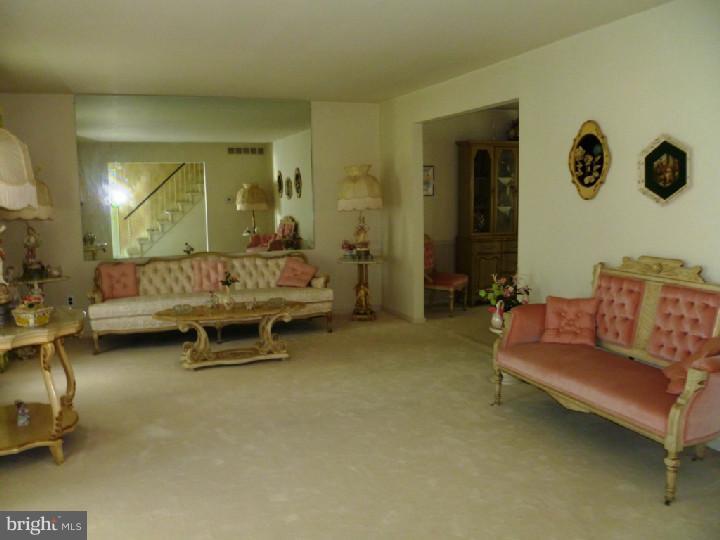 3 Midwood Road Evesham, NJ 08053 - Photo 5 of 25 Living Room