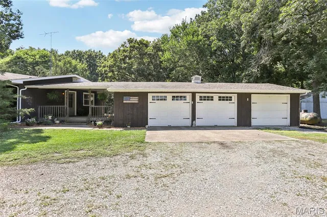 $397,500 | 16010 Lemon Lane, Butler, IL 62015