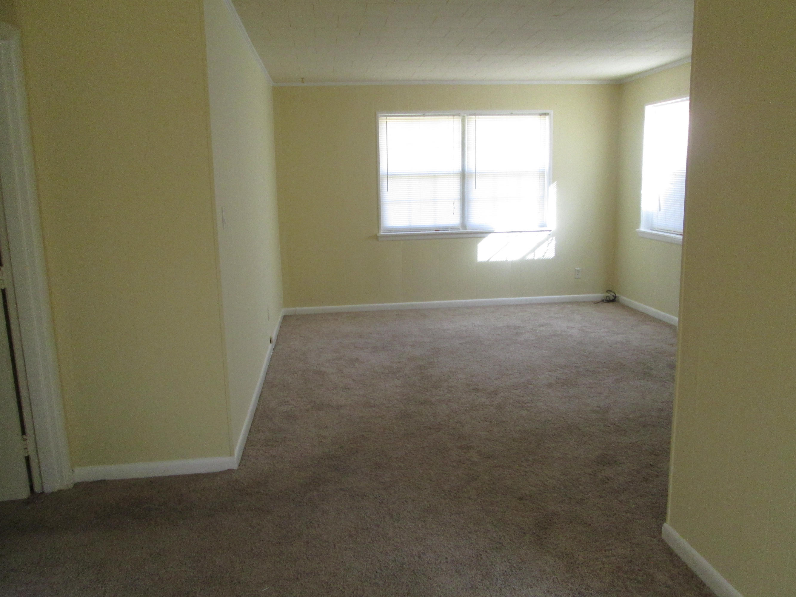 14 Ranger Street Southwest Fort Walton Beach, FL 32548 - Photo 4 of 10 an empty room with a window