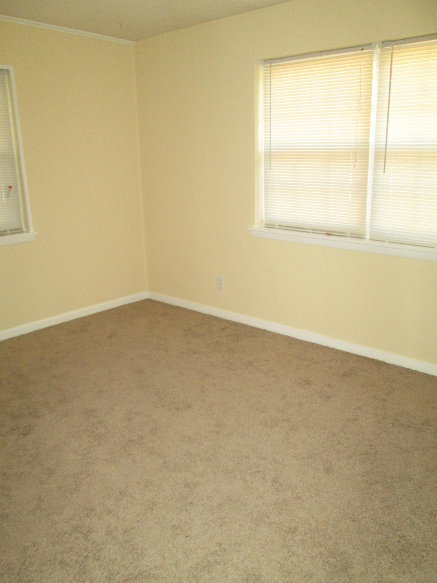 14 Ranger Street Southwest Fort Walton Beach, FL 32548 - Photo 6 of 10 an empty room with a window
