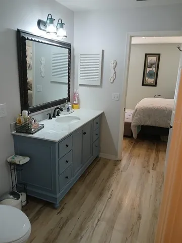 a en suite bathroom with a double vanity sink and a mirror