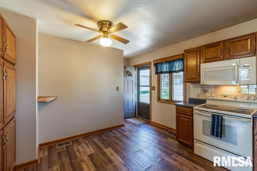 402 Maple Avenue Morrison, IL 61270 - Photo 11 of 21