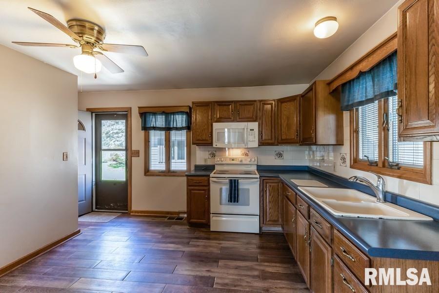 402 Maple Avenue Morrison, IL 61270 - Photo 10 of 21