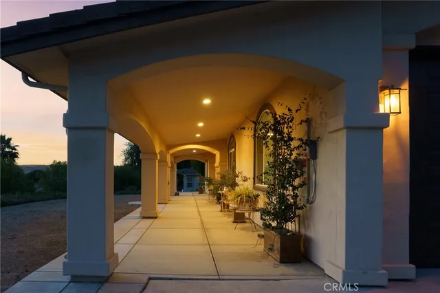 a view of entryway with a garden