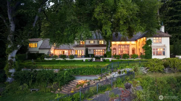 a view of a backyard