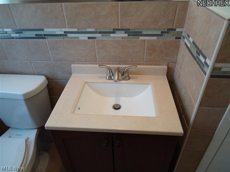 4242 Lambert Road Cleveland, OH 44121 - Photo 6 of 10