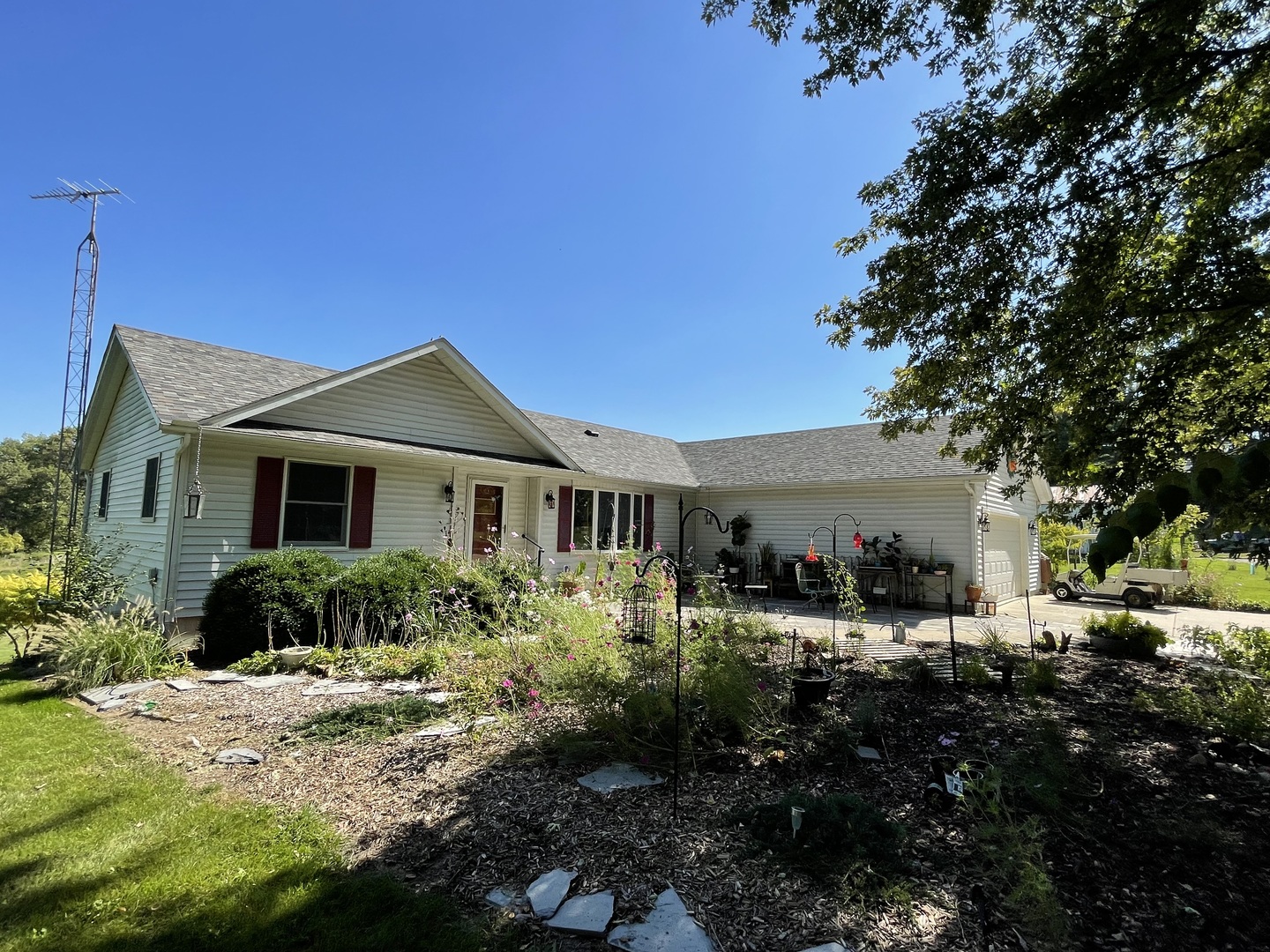 2365 West Southmor Road Morris, IL 60450 - Photo 1 of 25 a front view of house with yard and trees around