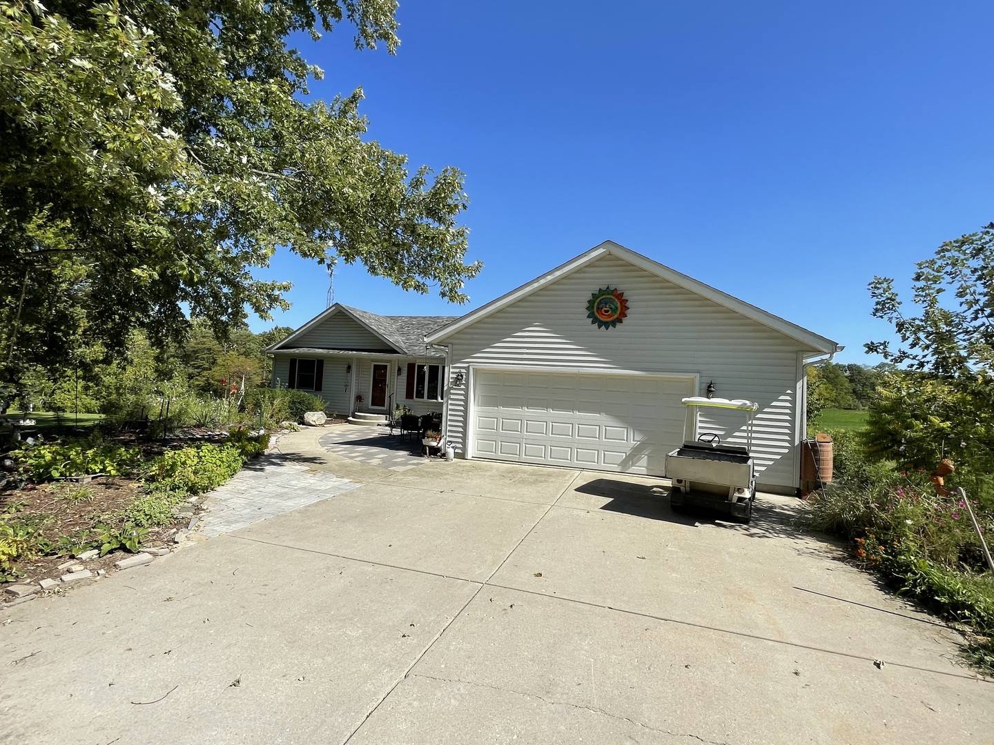 2365 West Southmor Road Morris, IL 60450 - Photo 2 of 25 a front view of a house with a yard