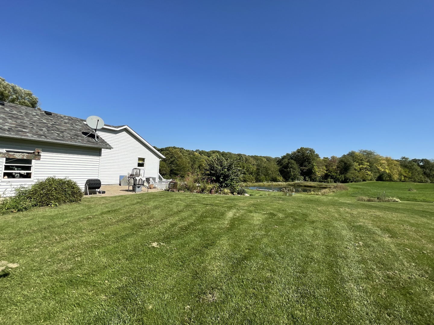 2365 West Southmor Road Morris, IL 60450 - Photo 3 of 25 a view of a backyard with plants and large trees