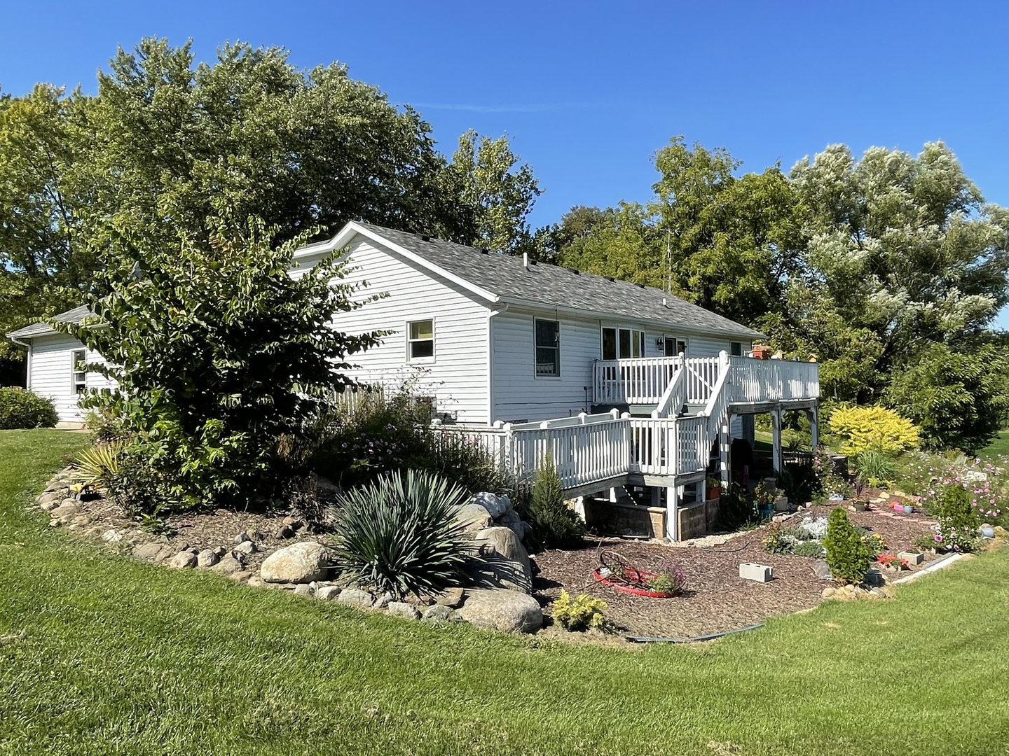 2365 West Southmor Road Morris, IL 60450 - Photo 4 of 25 a front view of a house with a yard