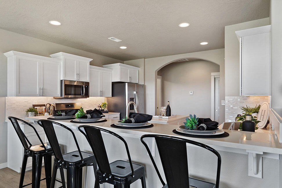 56223 Marsh Hawk Road Bend, OR 97707 - Photo 3 of 18 Snowbrush Kitchen breakfast bar - web