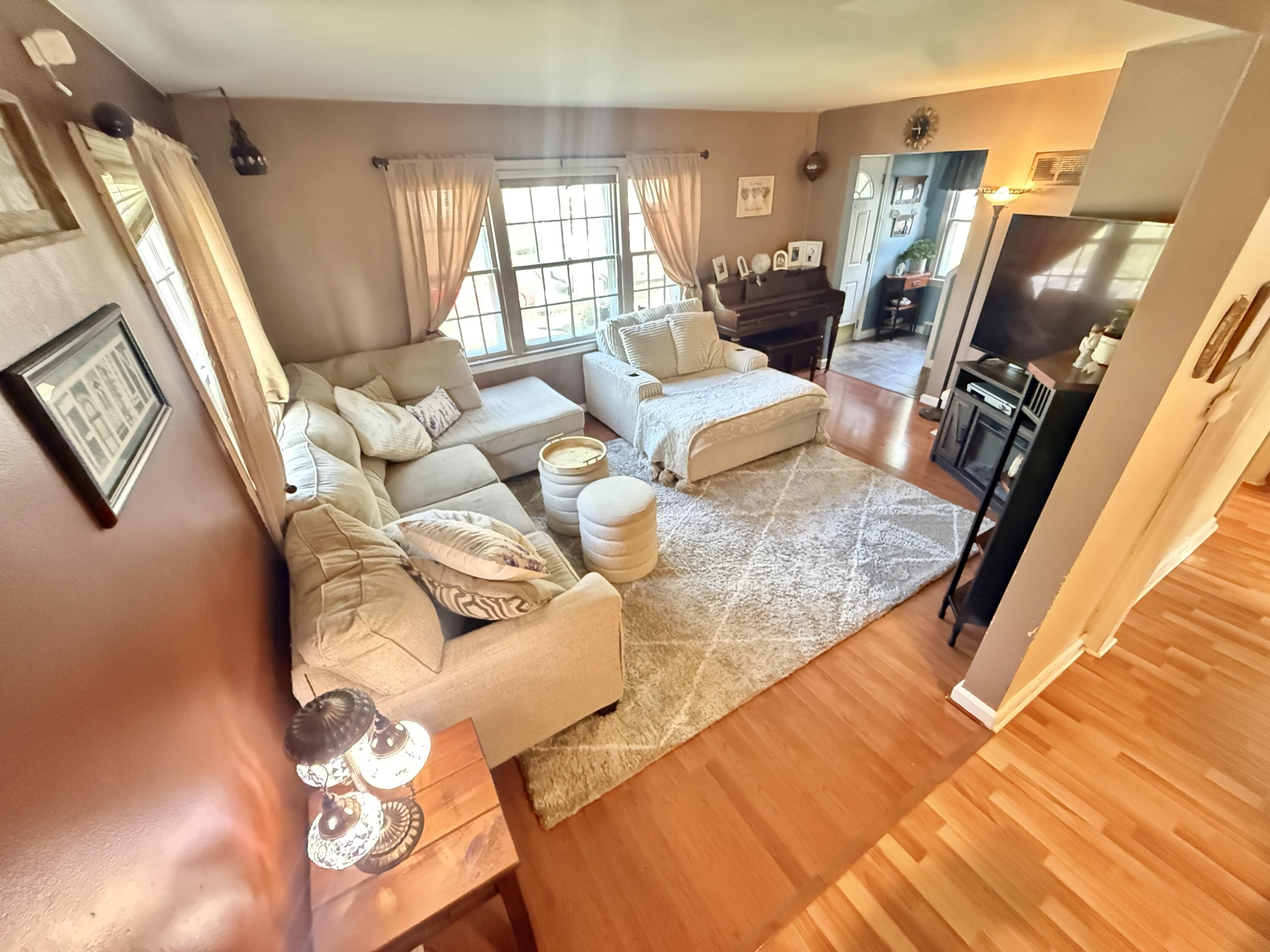 4009 South 5th Street Milwaukee, WI 53207 - Photo 3 of 23 Living/Great Room