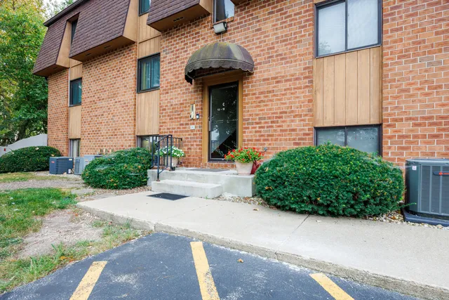 $104,900 | 1010 Arlene Court, Unit 15, Bloomington, IL 61701