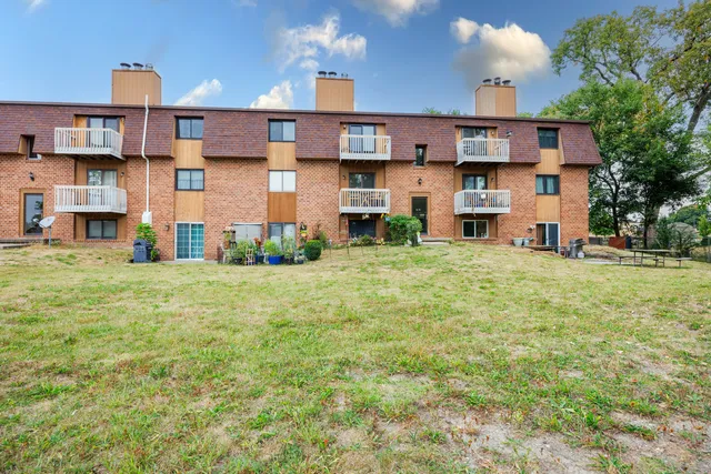 $104,900 | 1010 Arlene Court, Unit 15, Bloomington, IL 61701