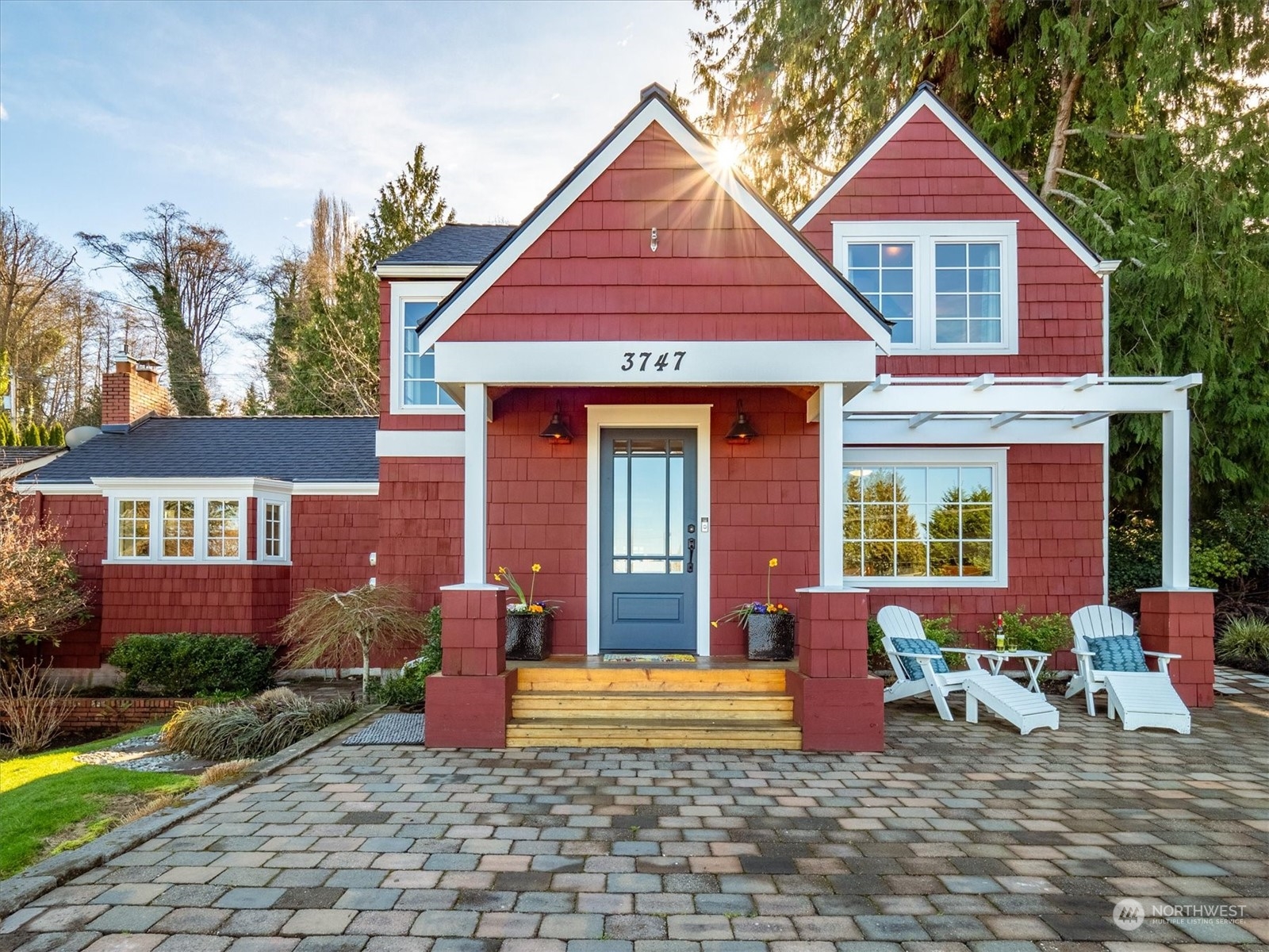 3747 West Commodore Way Seattle, WA 98199 - Photo 4 of 40 Gallery Image 4