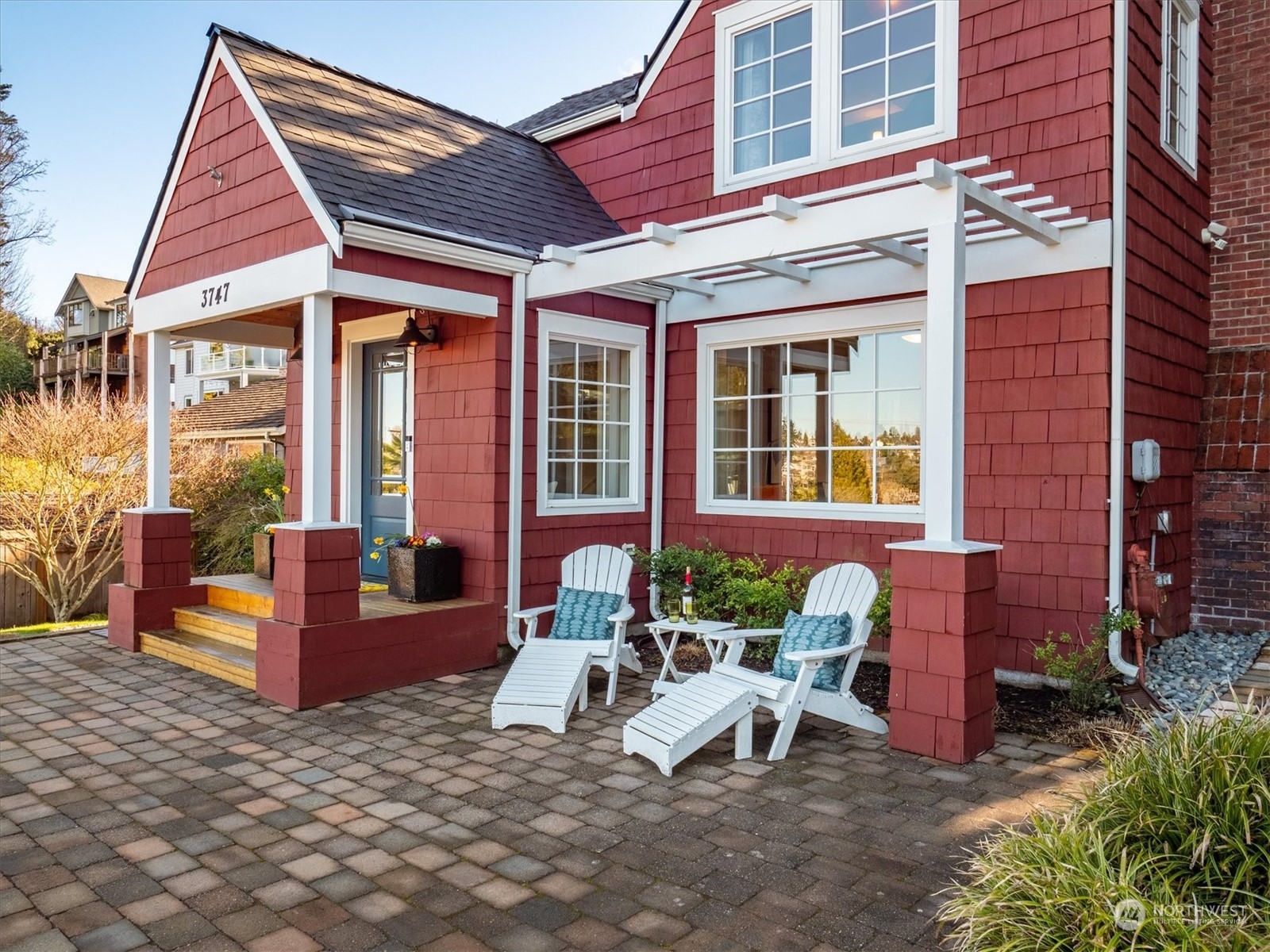 3747 West Commodore Way Seattle, WA 98199 - Photo 5 of 40 Gallery Image 5