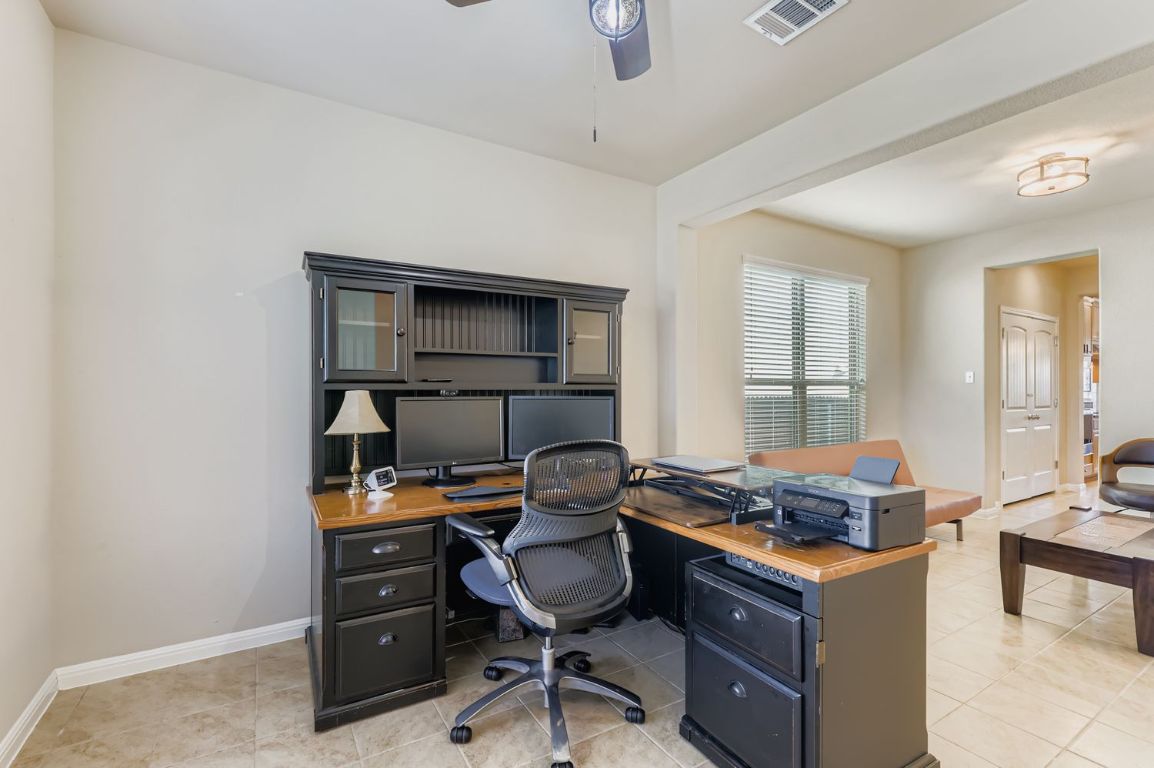 19433 Colgin Drive Pflugerville, TX 78660 - Photo 11 of 29 a room with a workspace