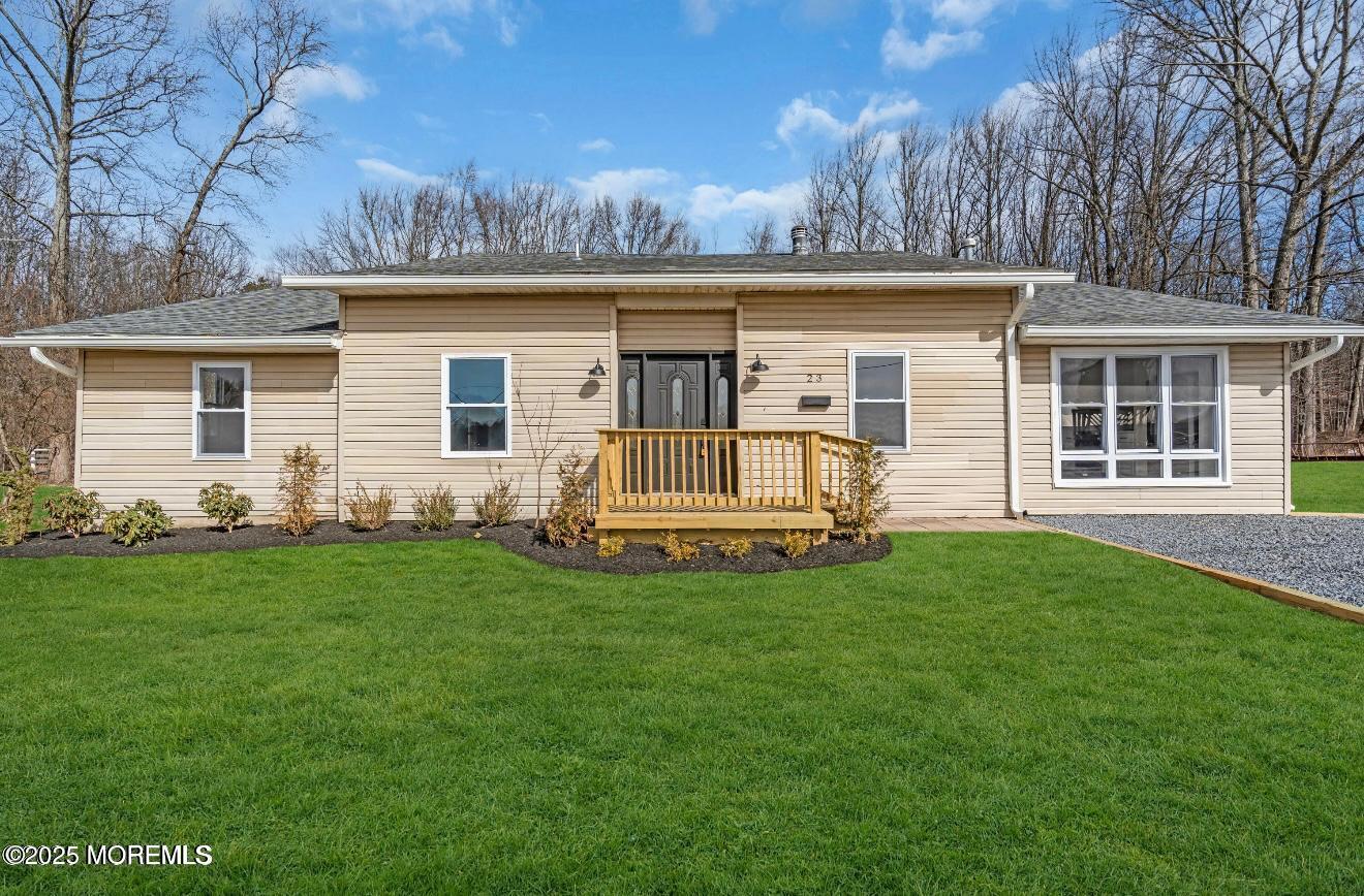 a view of a house with backyard