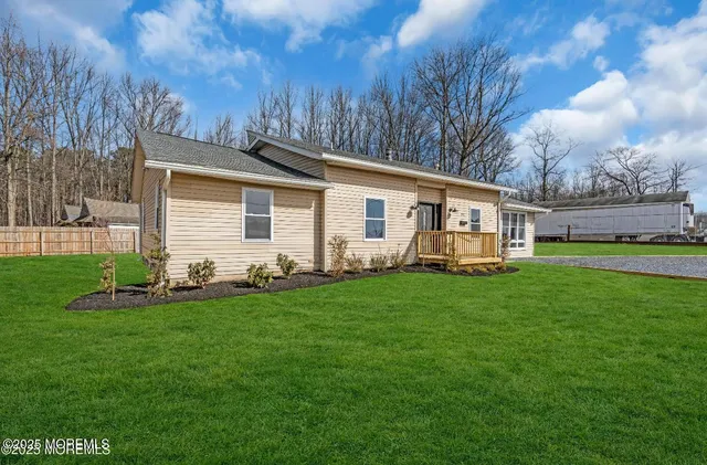 a view of a house with backyard