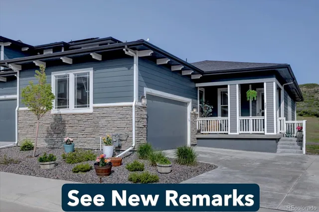 a view of house with a yard