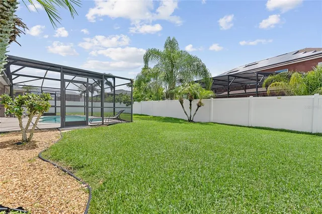 a view of yard with green space