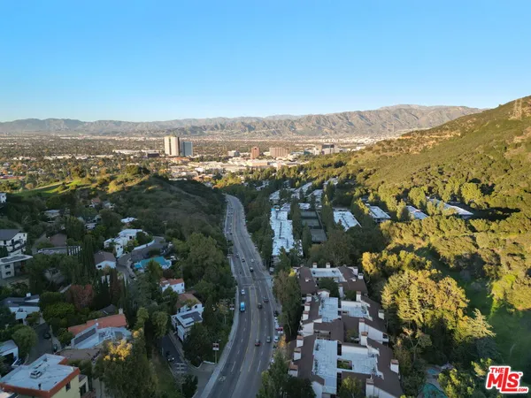 $525,000 | 3480 Barham Boulevard, Unit 306, Los Angeles, CA 90068