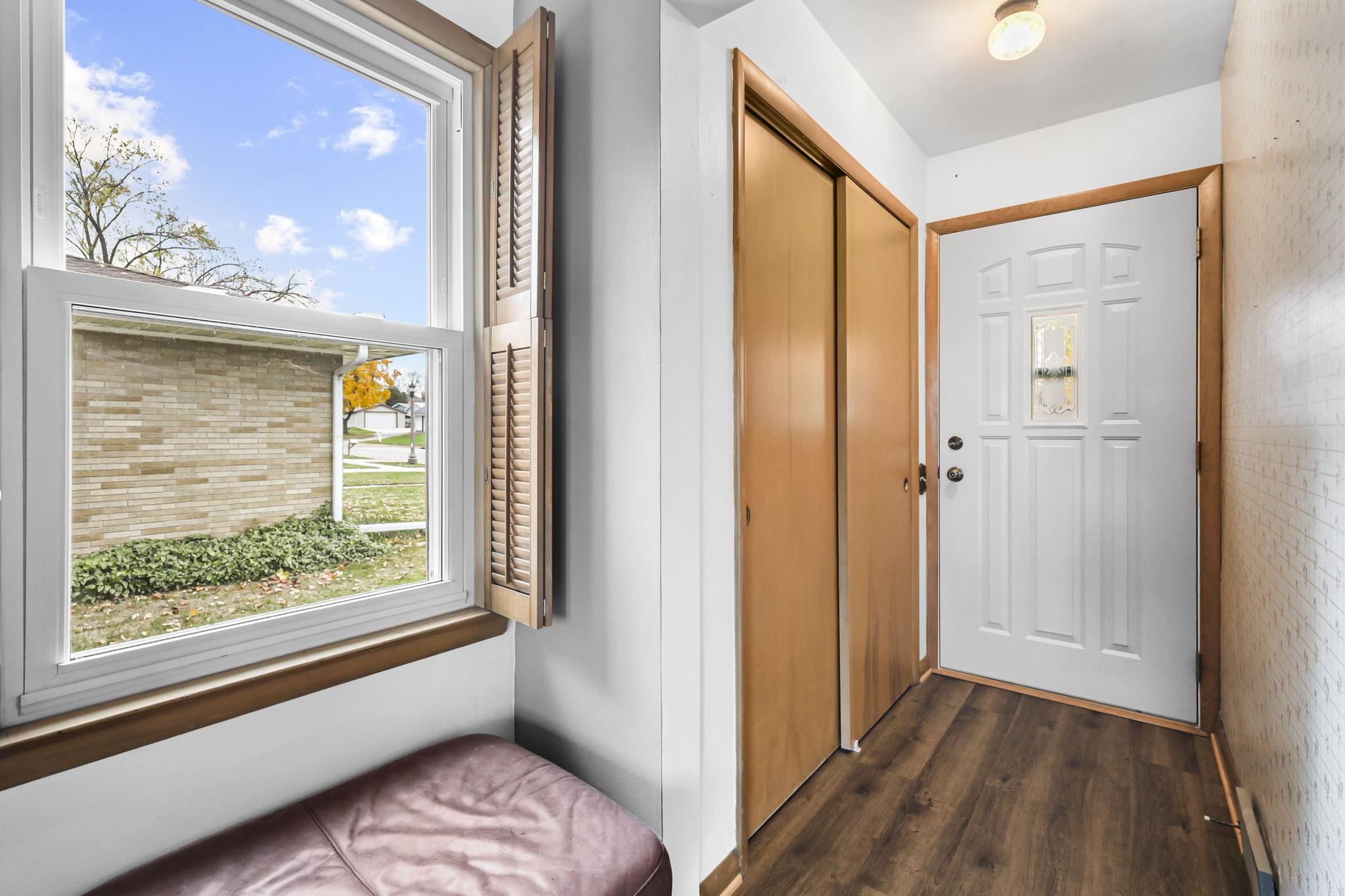 210 Pleasant Drive Waunakee, WI 53597 - Photo 5 of 34