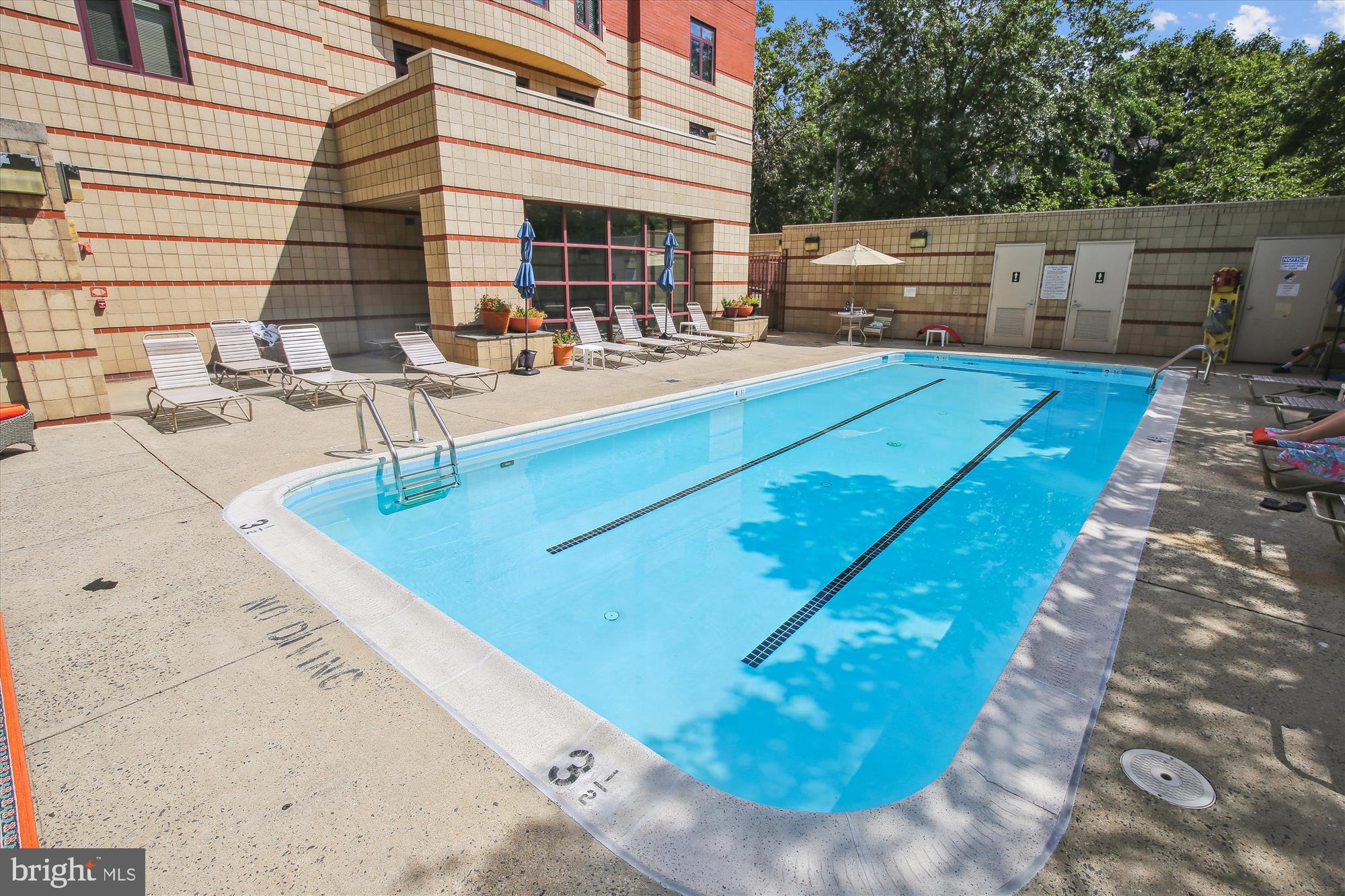 2400 Clarendon Boulevard, Unit 414 Arlington, VA 22201 - Photo 30 of 39 a backyard of a house with barbeque oven