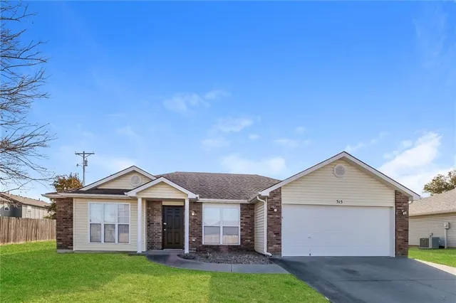 $2,105 | 315 East Elm Street, Raymore, MO 64083