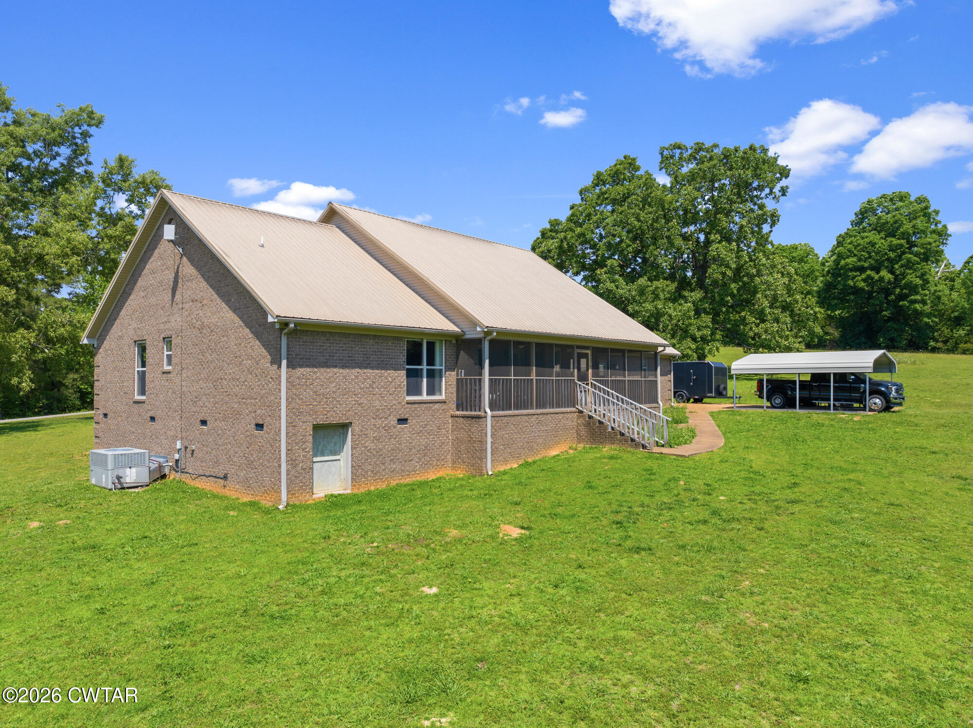 492 Joe Horton Road Lexington, TN 38351 - Photo 5 of 49 a front view of a house with garden