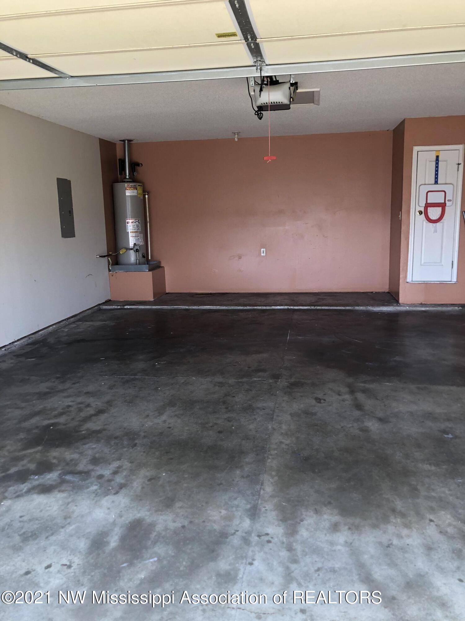 9135 Triple Crown Loop East Southaven, MS 38671 - Photo 19 of 21 Garage