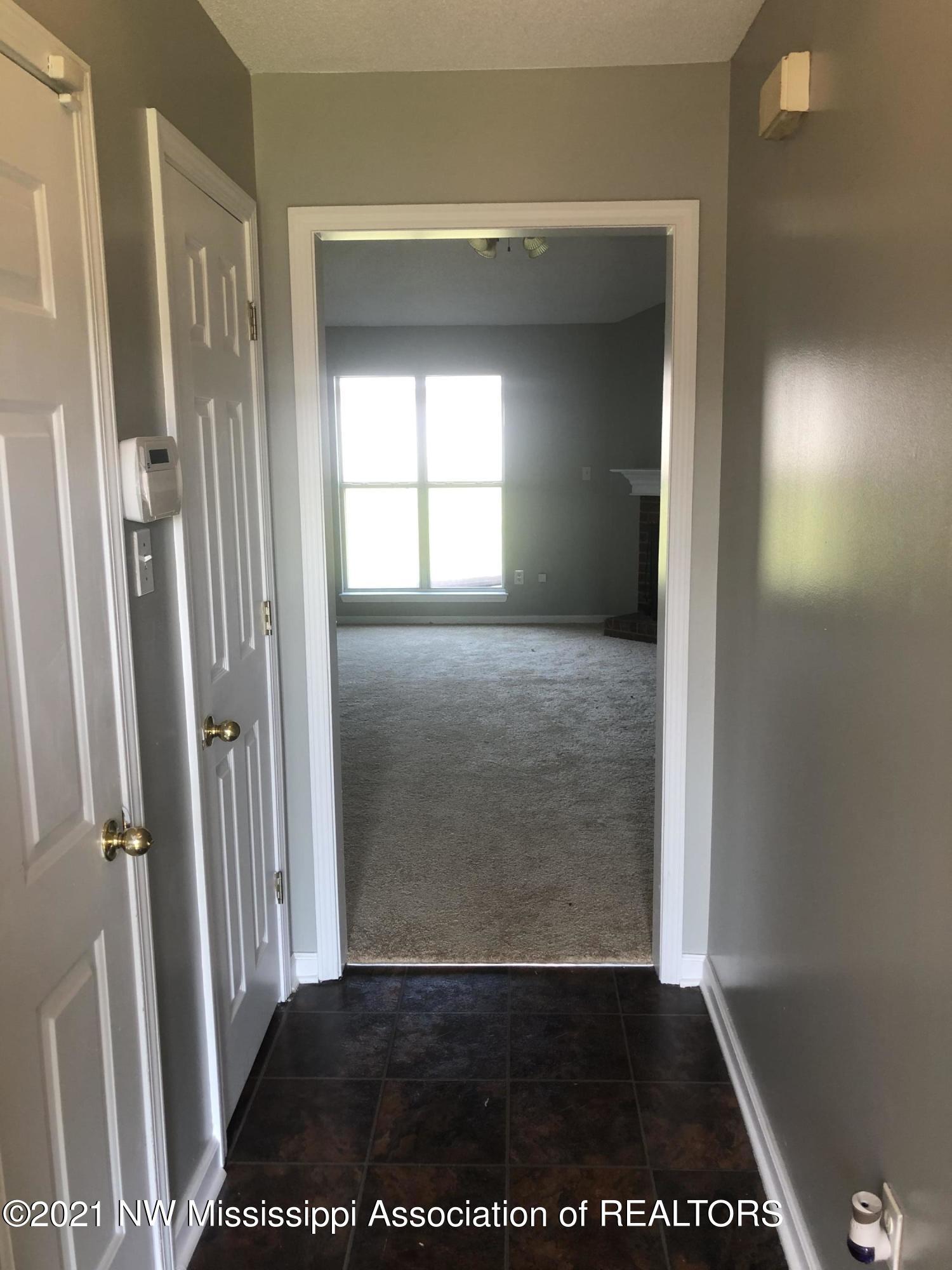 9135 Triple Crown Loop East Southaven, MS 38671 - Photo 3 of 21 Foyer