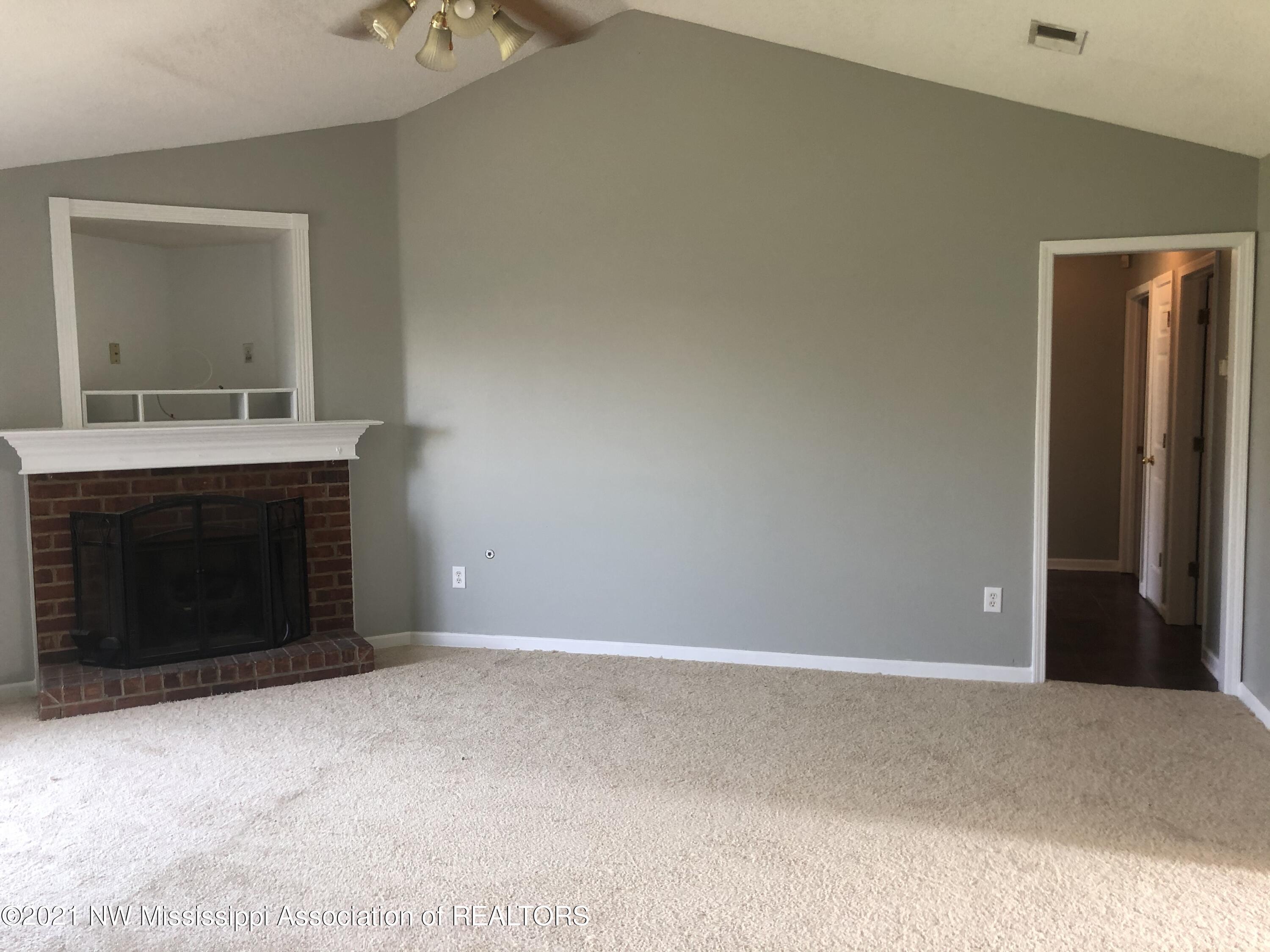 9135 Triple Crown Loop East Southaven, MS 38671 - Photo 4 of 21 Living rm pic 1