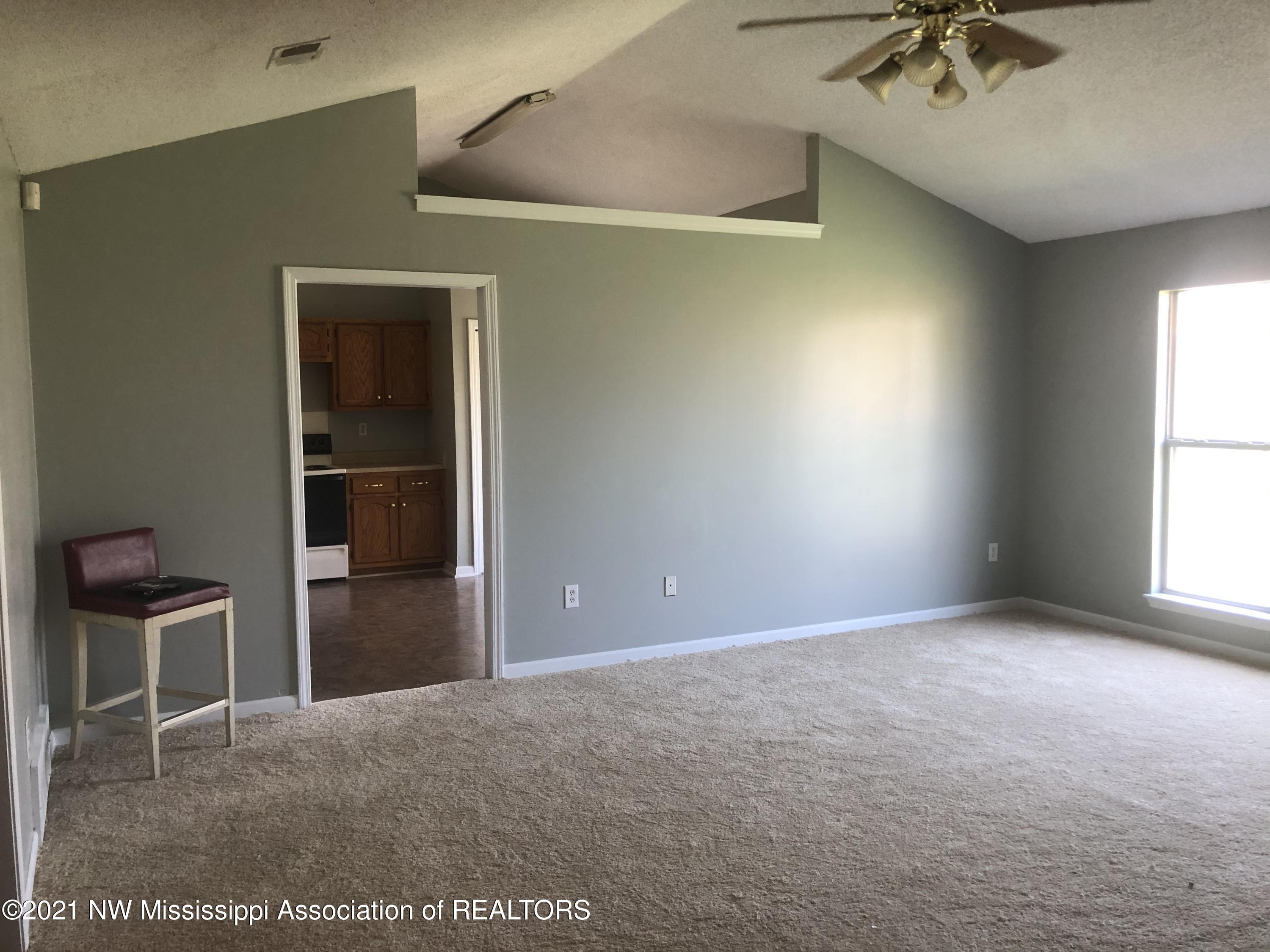 9135 Triple Crown Loop East Southaven, MS 38671 - Photo 5 of 21 Living rm pic 2