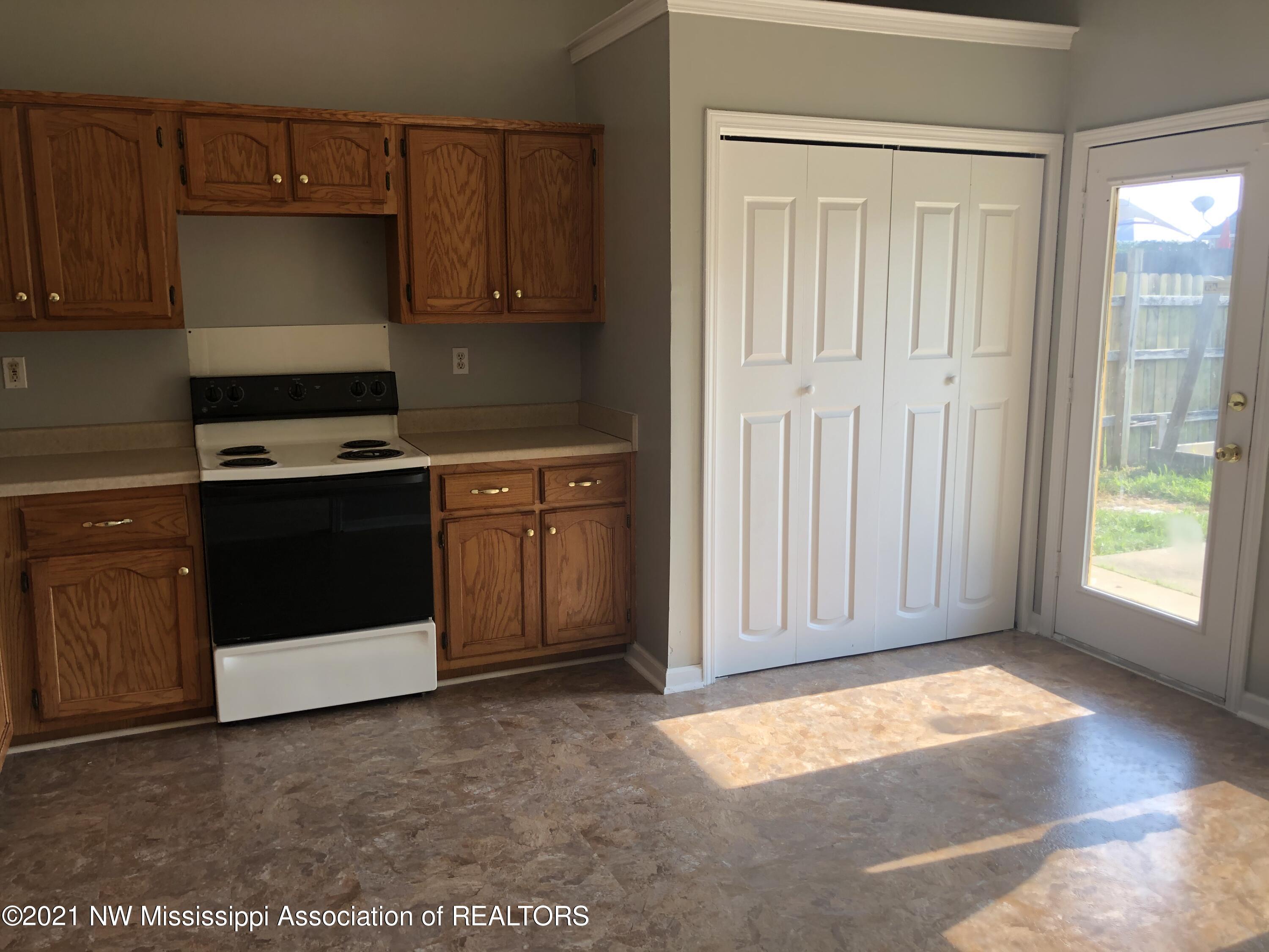 9135 Triple Crown Loop East Southaven, MS 38671 - Photo 6 of 21 Kitchen Pic 1