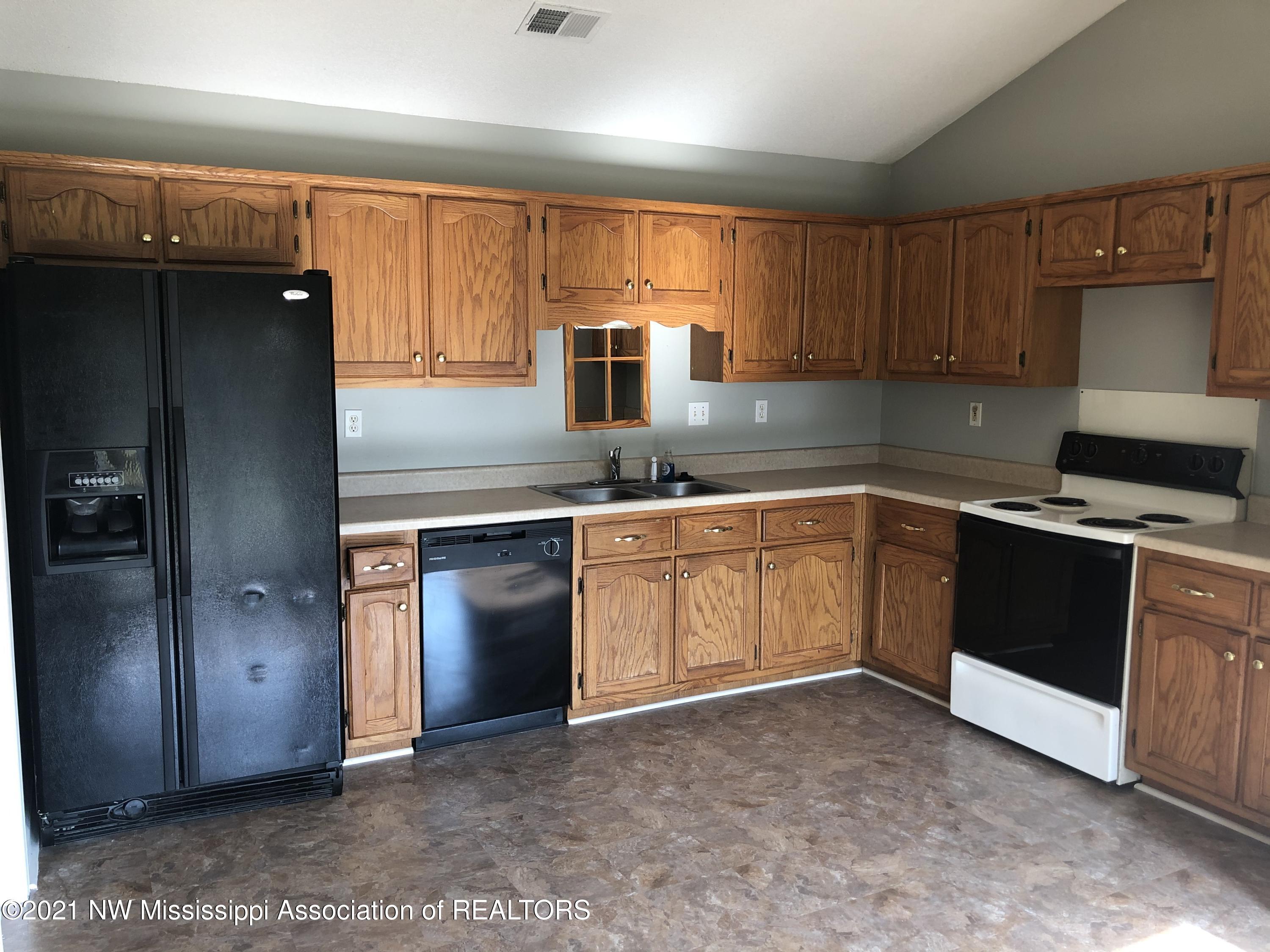 9135 Triple Crown Loop East Southaven, MS 38671 - Photo 7 of 21 Kitchen pic 2