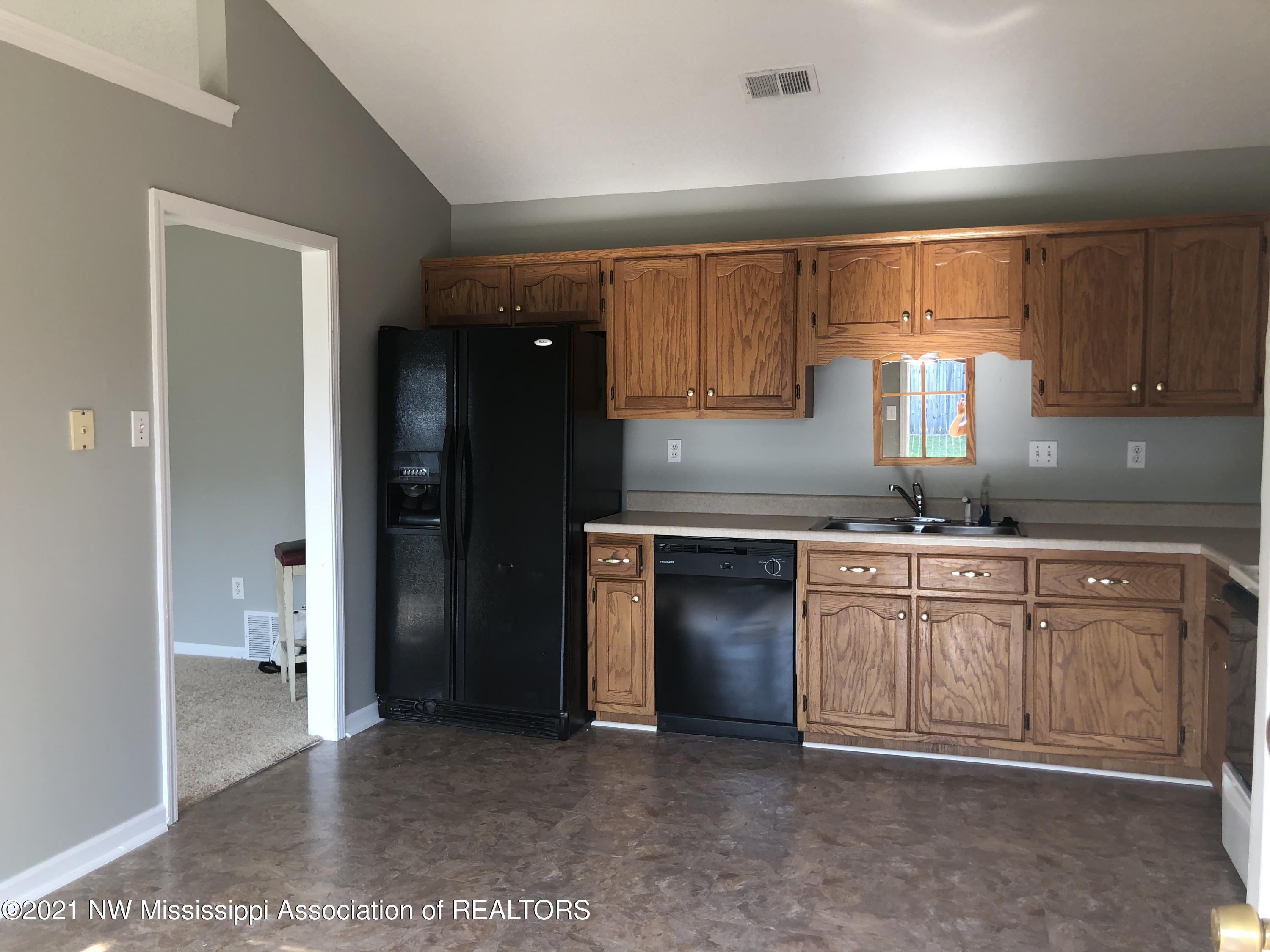 9135 Triple Crown Loop East Southaven, MS 38671 - Photo 8 of 21 Kitchen pic 3