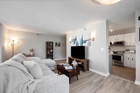 $299,000 | 401 East Ontario Street, Unit 401, Chicago, IL 60611